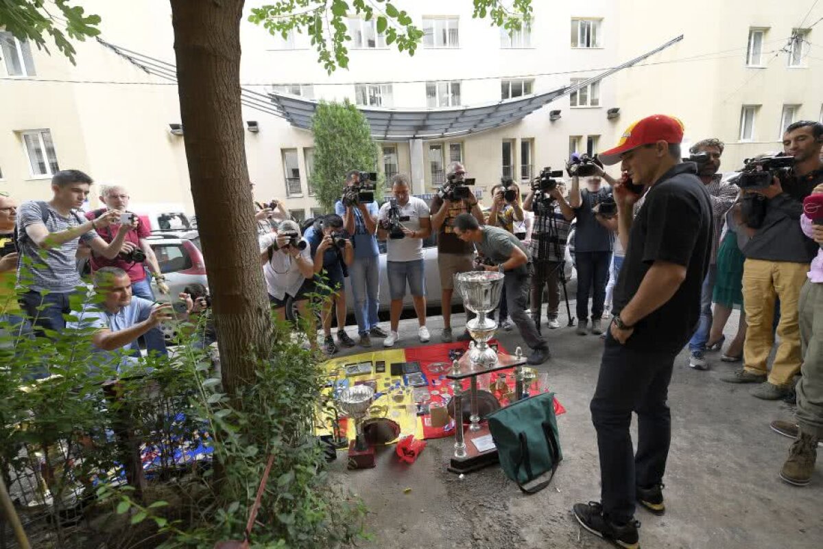 VIDEO+FOTO Marian Drăgulescu a protestat în fața MTS » A venit Poliția