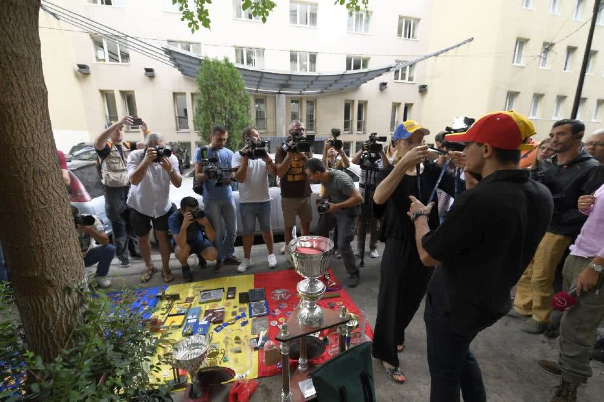 VIDEO+FOTO Marian Drăgulescu a protestat în fața MTS » A venit Poliția