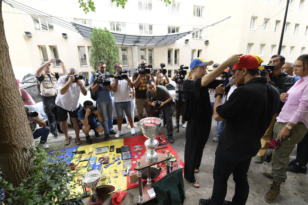 VIDEO+FOTO Marian Drăgulescu a protestat în fața MTS » A venit Poliția
