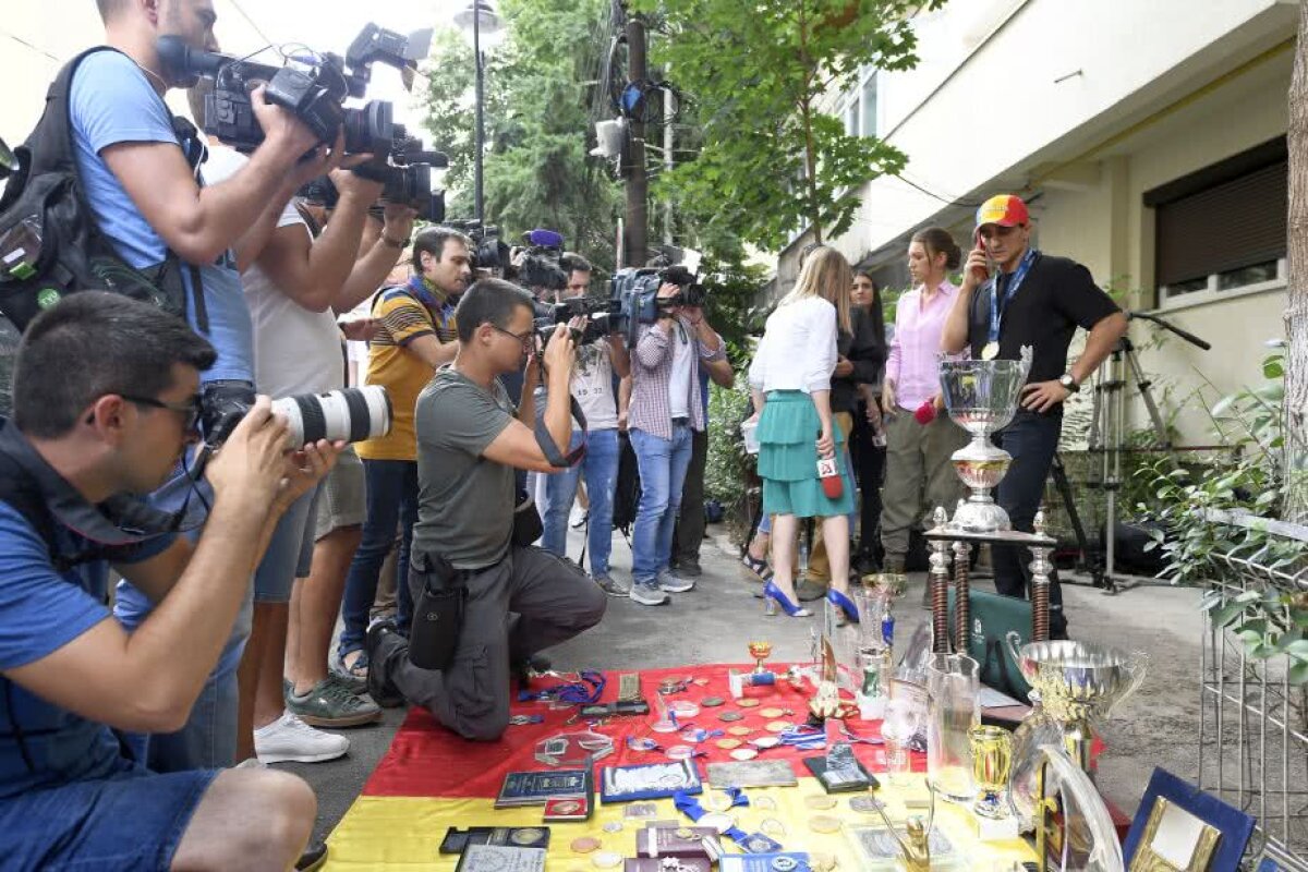 VIDEO+FOTO Marian Drăgulescu a protestat în fața MTS » A venit Poliția