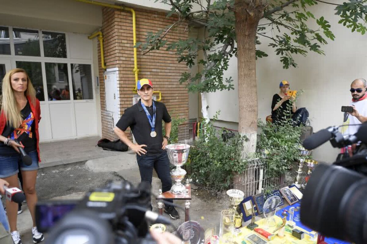 VIDEO+FOTO Marian Drăgulescu a protestat în fața MTS » A venit Poliția