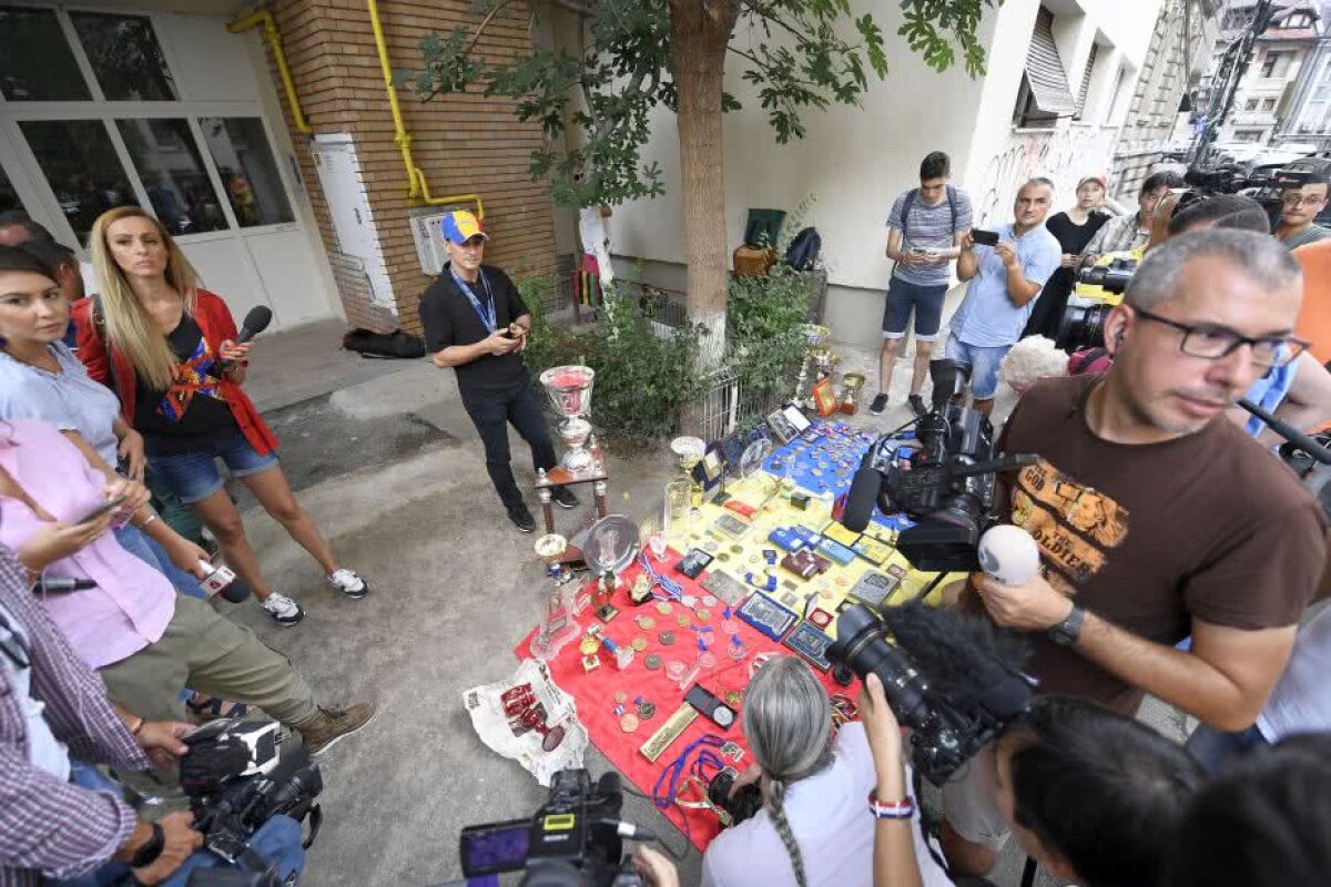 VIDEO+FOTO Marian Drăgulescu a protestat în fața MTS » A venit Poliția