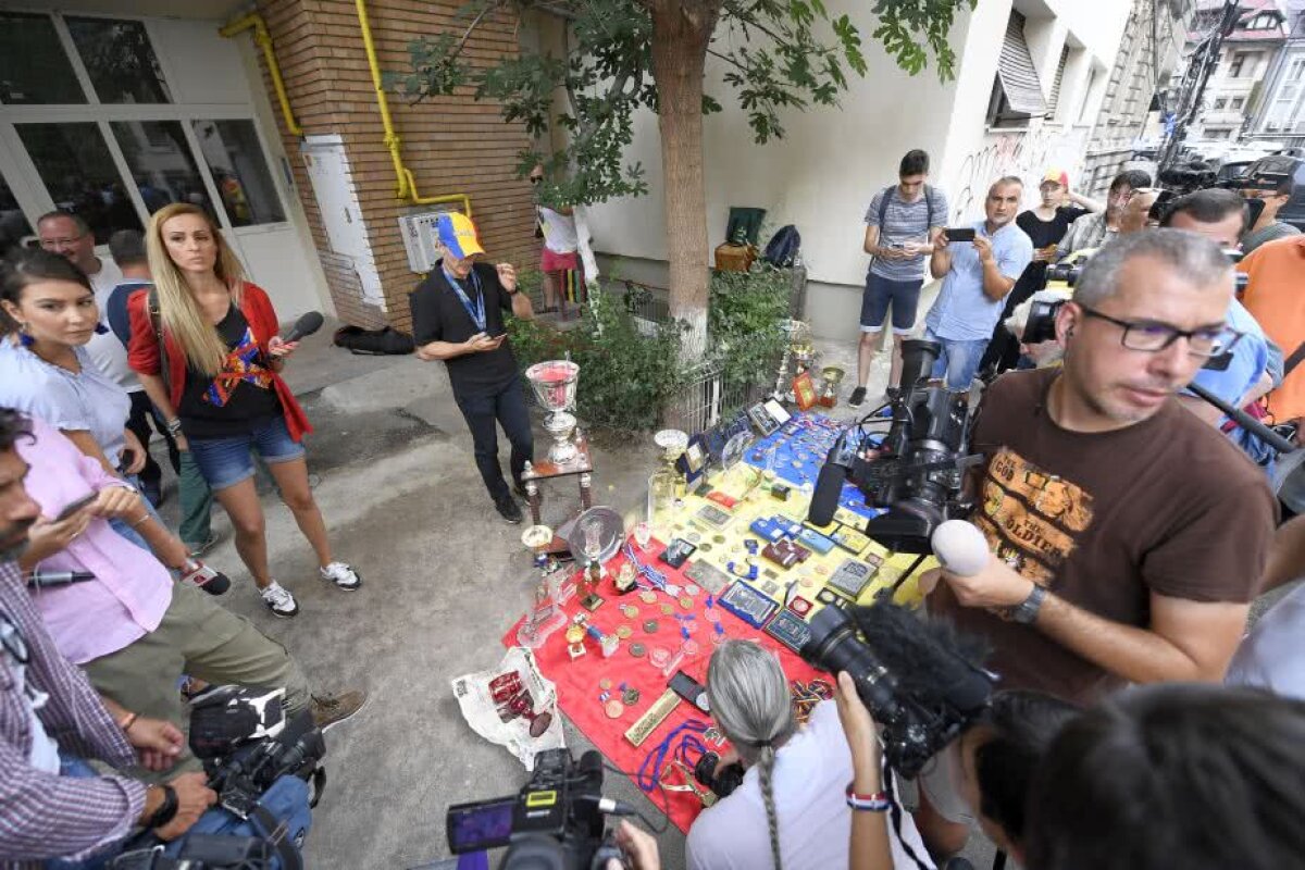 VIDEO+FOTO Marian Drăgulescu a protestat în fața MTS » A venit Poliția