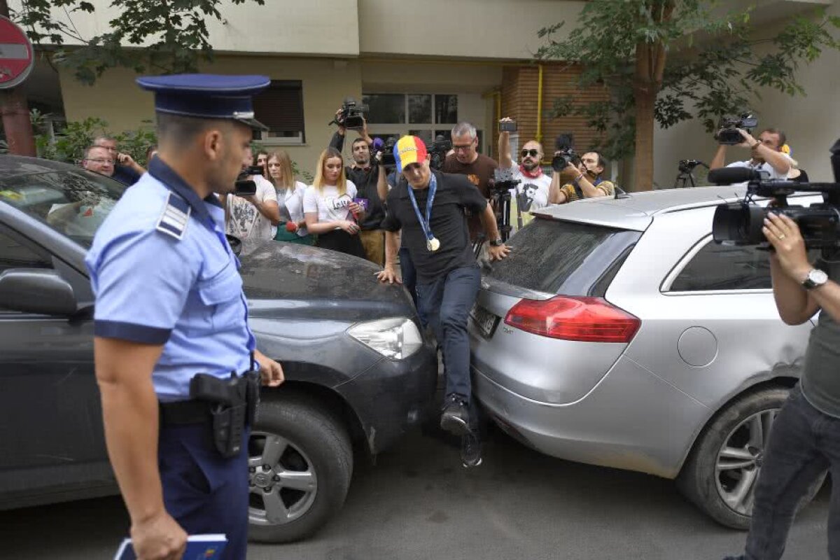 VIDEO+FOTO Marian Drăgulescu a protestat în fața MTS » A venit Poliția