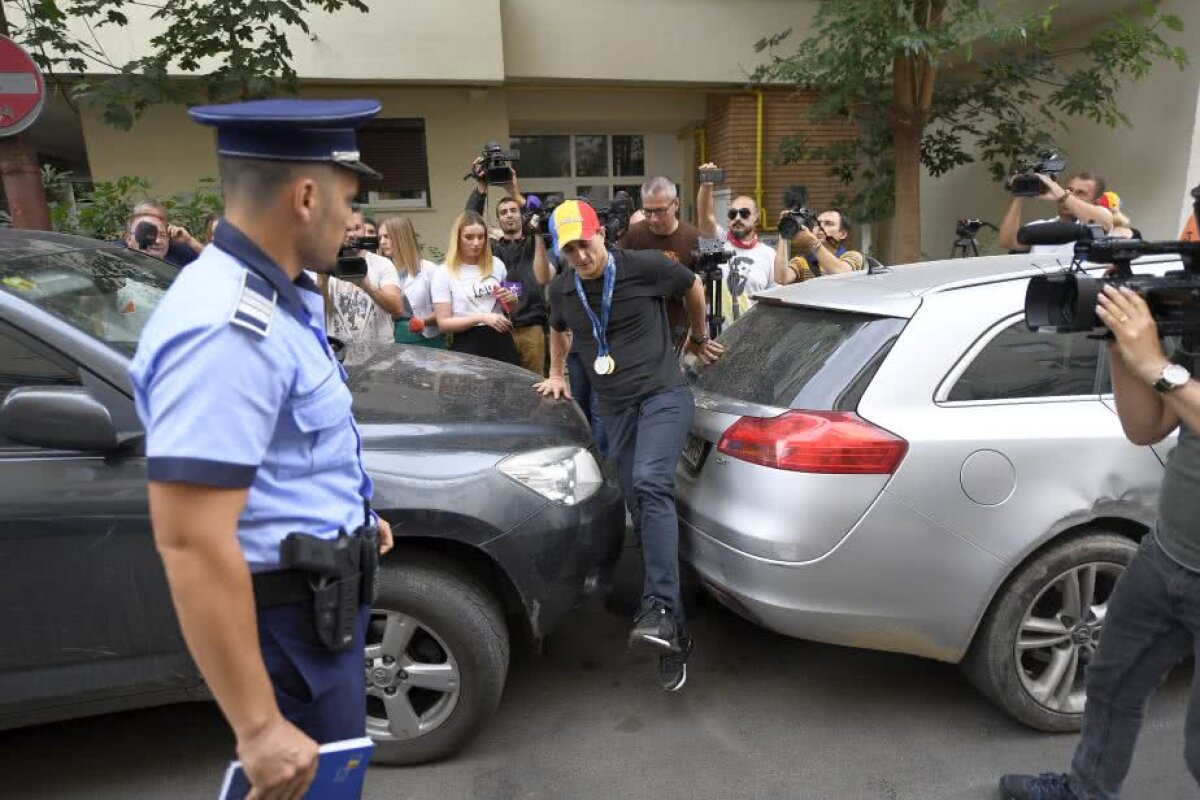 VIDEO+FOTO Marian Drăgulescu a protestat în fața MTS » A venit Poliția