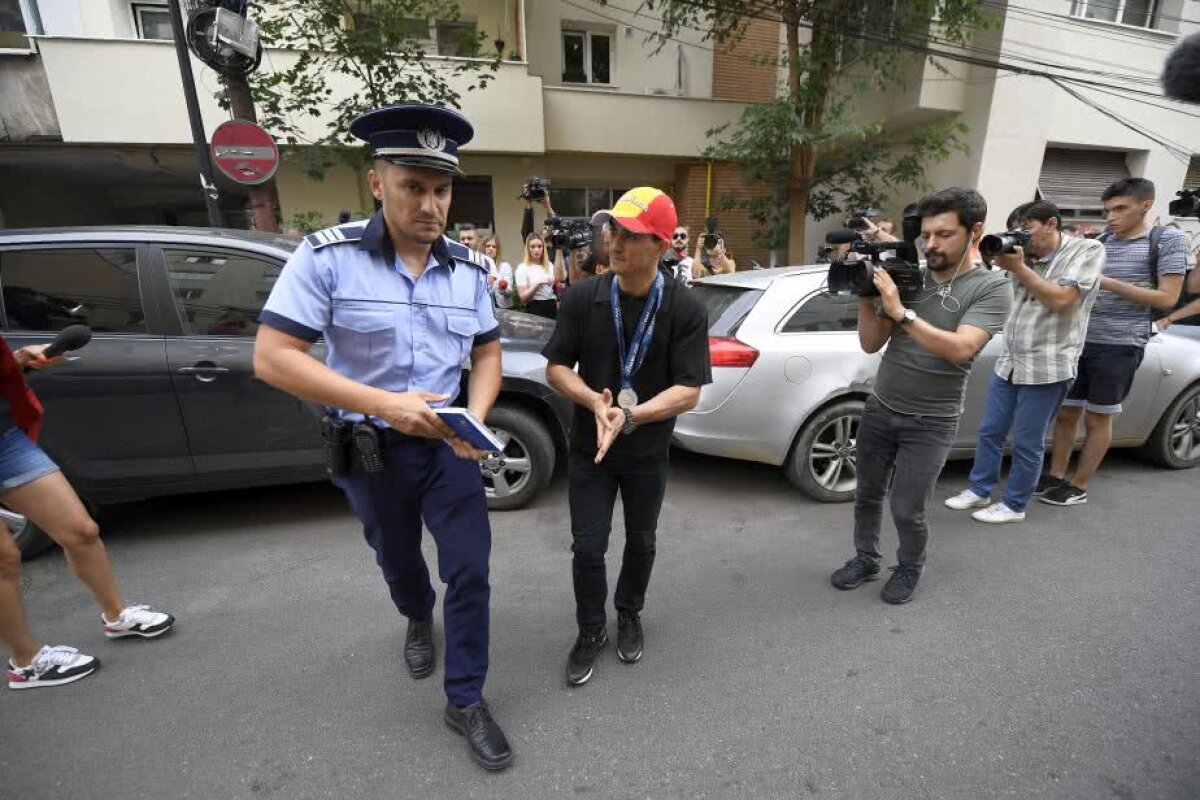 VIDEO+FOTO Marian Drăgulescu a protestat în fața MTS » A venit Poliția