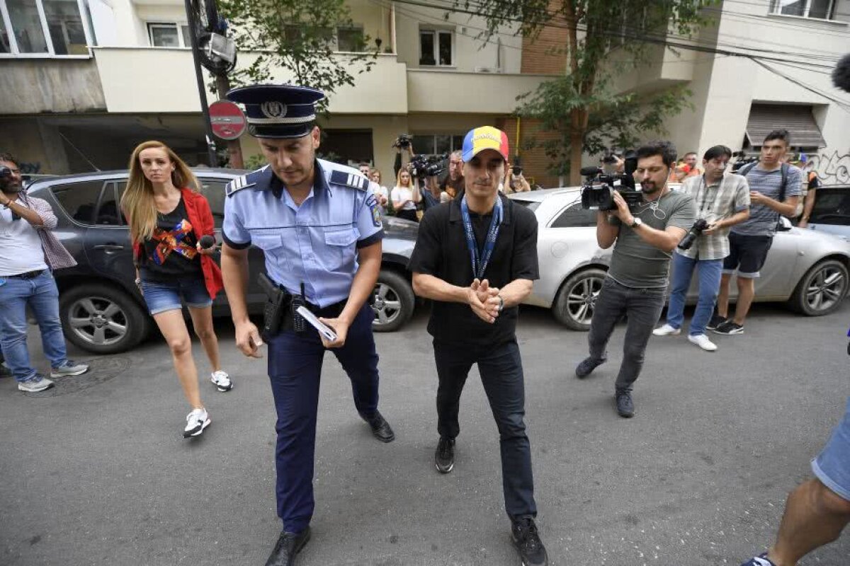 VIDEO+FOTO Marian Drăgulescu a protestat în fața MTS » A venit Poliția