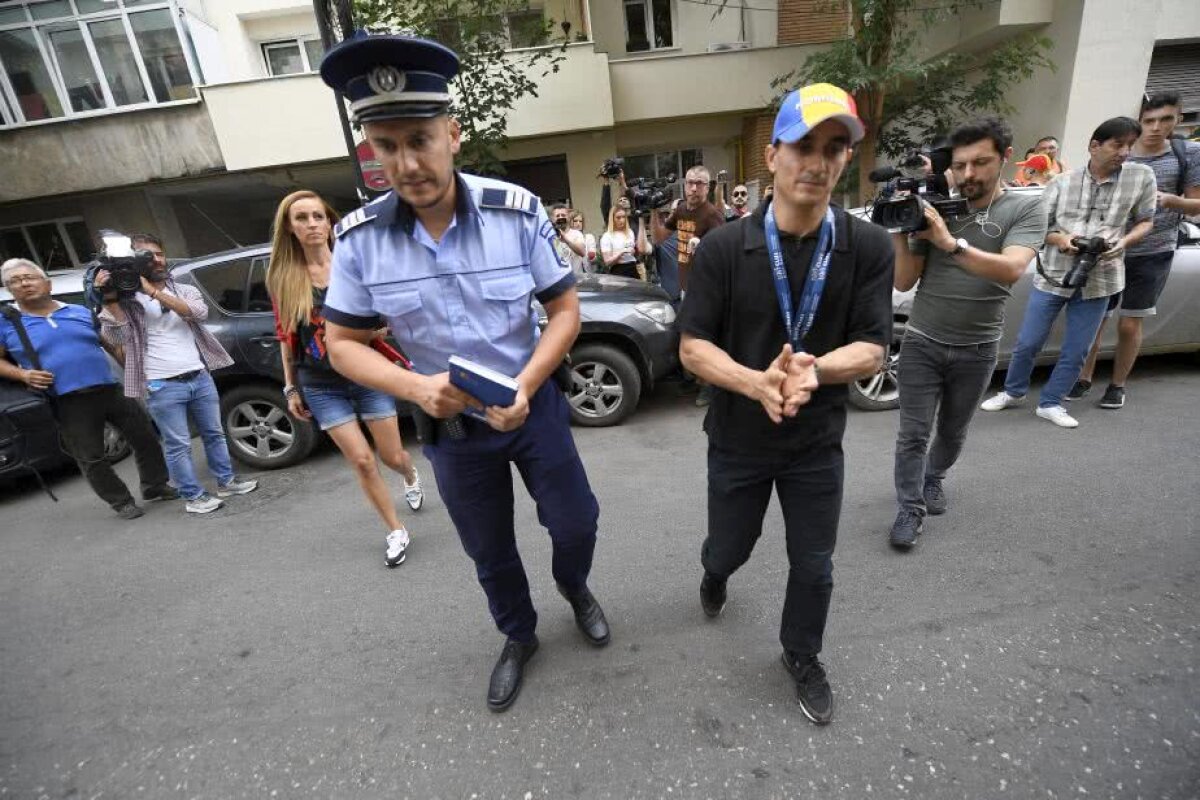 VIDEO+FOTO Marian Drăgulescu a protestat în fața MTS » A venit Poliția