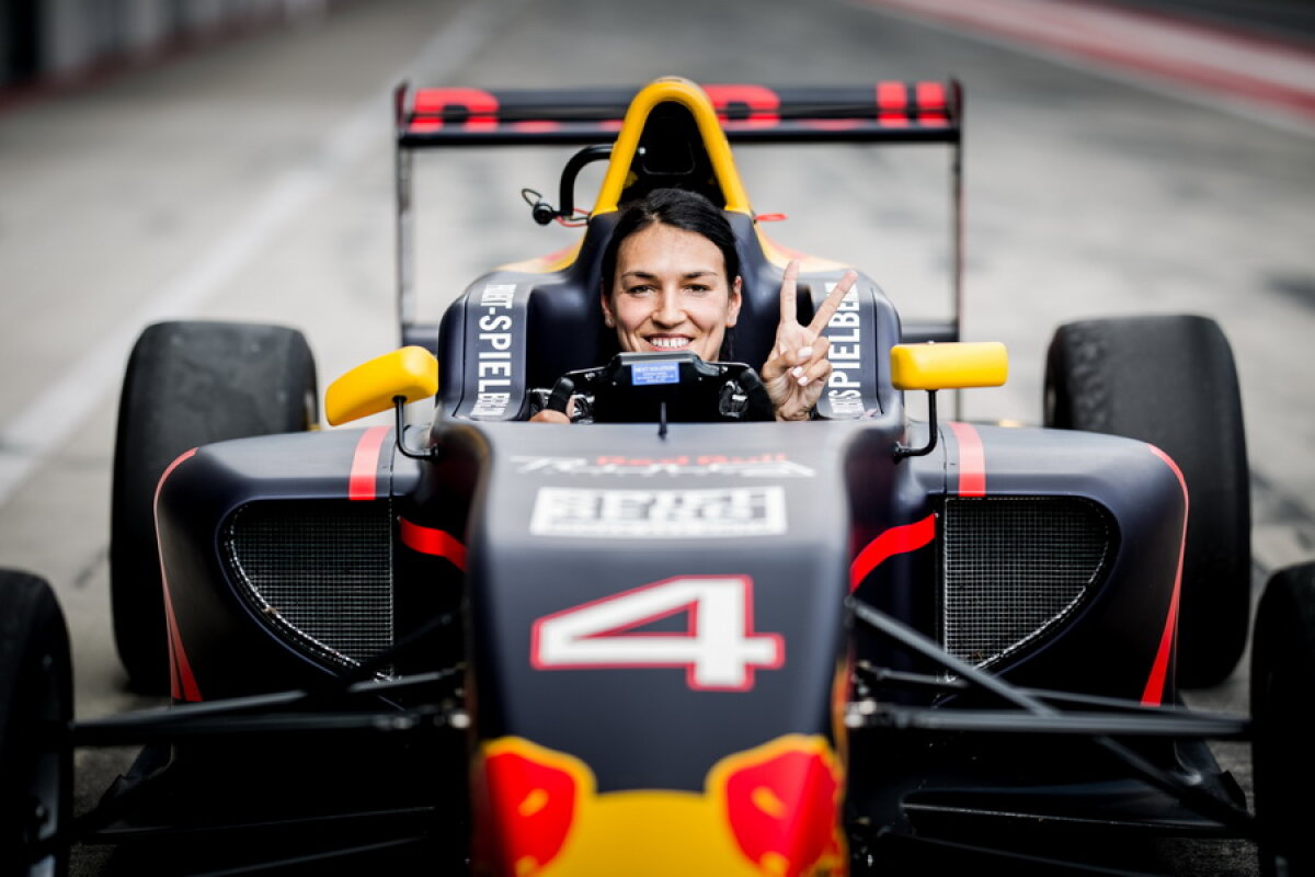 FOTO&VIDEO Imagini senzaționale pe circuitul de Formula 1 cu cea mai bună handbalistă a lumii » Cristina Neagu, show cu 200 km pe oră!