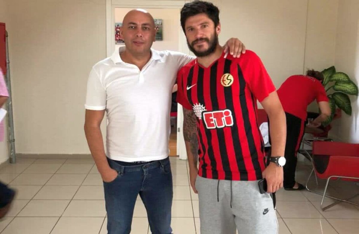 FOTO Cristi Tănase și-a găsit echipă! I-au greșit numele pe poza de prezentare :S