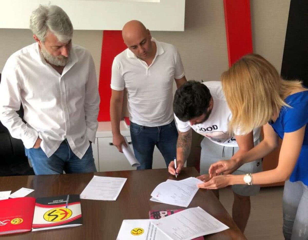 FOTO Cristi Tănase și-a găsit echipă! I-au greșit numele pe poza de prezentare :S