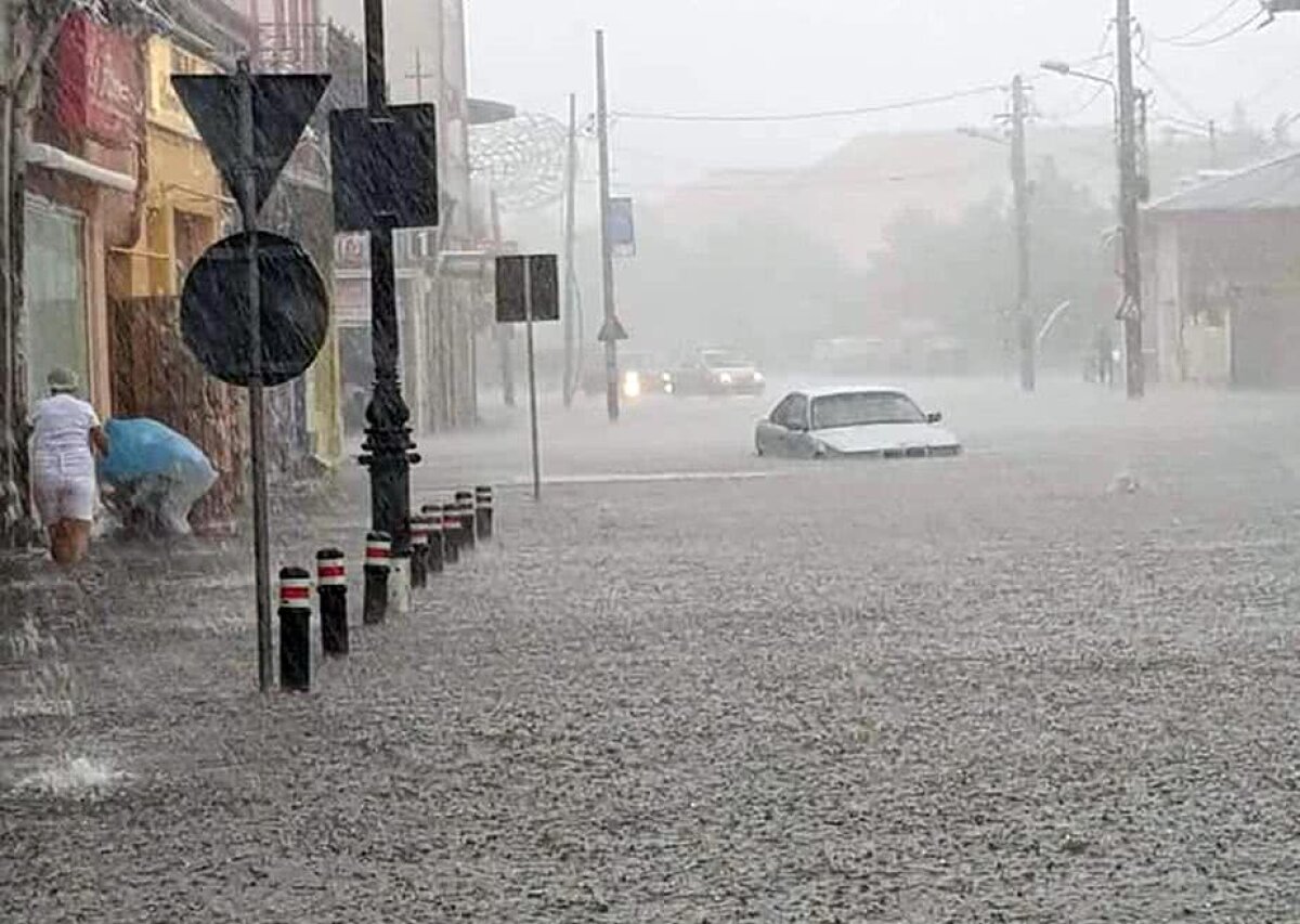 GALERIE FOTO Rupere de nori! Partida dintre Astra și FCSB, ÎN PERICOL?! Imagini INCREDIBILE de pe străzile din Giurgiu