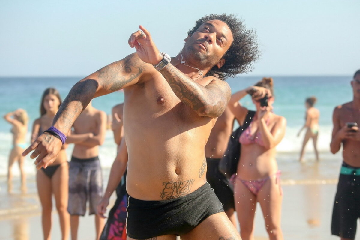 GALERIE FOTO Marcelo, la bustul gol pe plaja din Rio de Janeiro