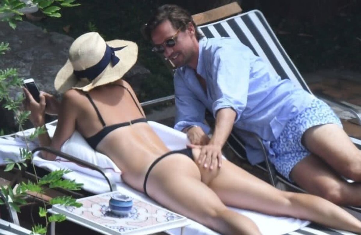 MARIA SHARAPOVA. GALERIE FOTO Nu s-a putut abține! Imagini incendiare cu Maria Sharapova și iubitul la plajă