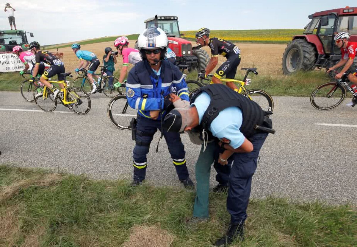 HAOS în Turul Franței! Fermierii au blocat drumul și poliția a dat cu gaze lacrimogene! Rutierii au primit îngrijiri medicale
