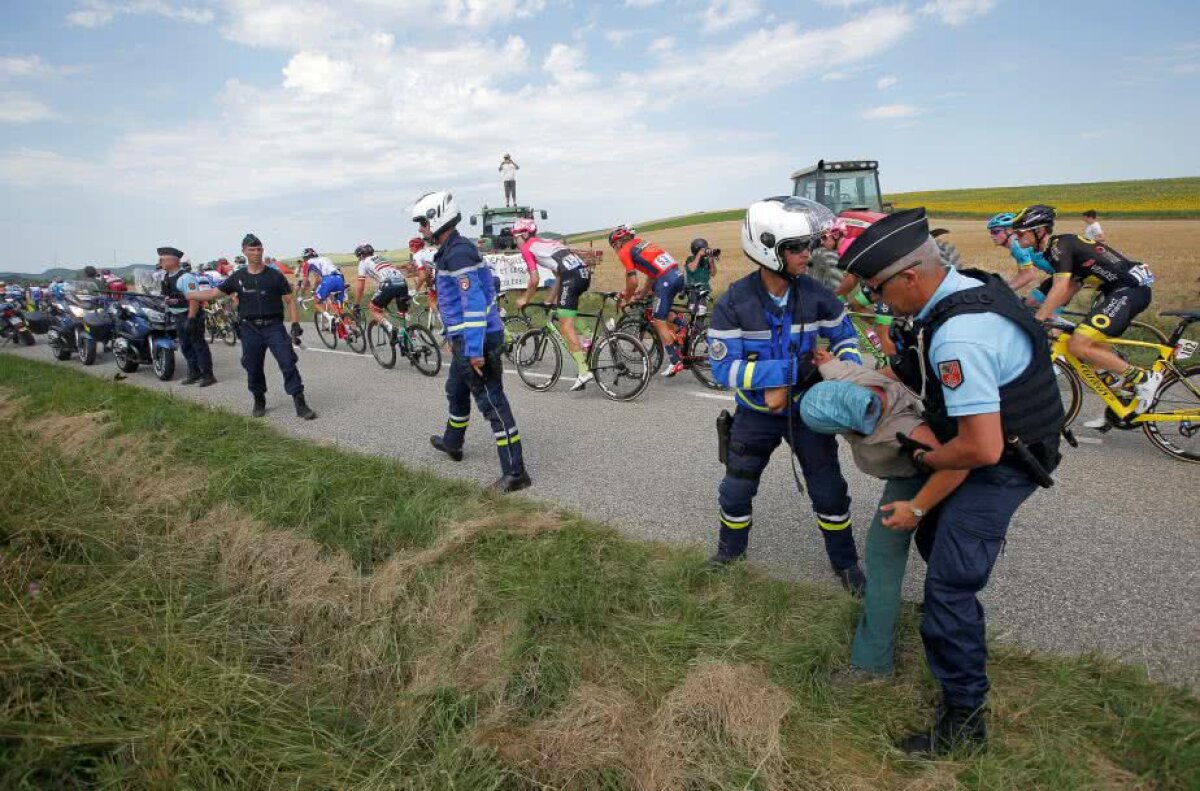 HAOS în Turul Franței! Fermierii au blocat drumul și poliția a dat cu gaze lacrimogene! Rutierii au primit îngrijiri medicale