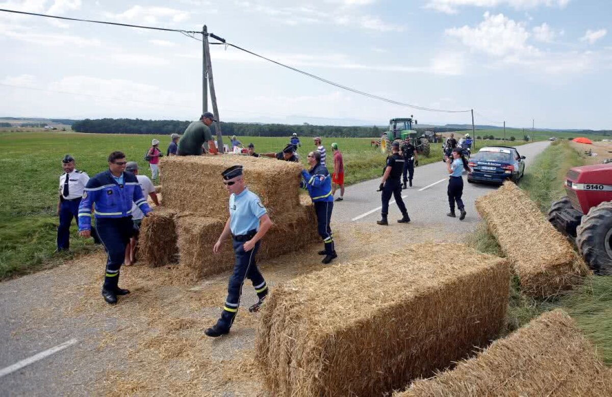 HAOS în Turul Franței! Fermierii au blocat drumul și poliția a dat cu gaze lacrimogene! Rutierii au primit îngrijiri medicale