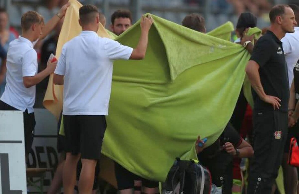 FOTO Panică la Leverkusen! Un jucător a leșinat pe marginea terenului! Intervenție de urgență 