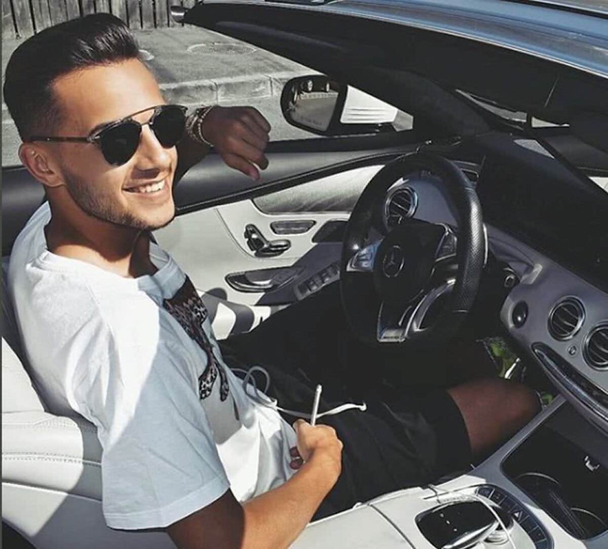 FOTO Fotbalistul din Liga a 2-a care e vedetă pe Instagram: supermașină de 200.000 de euro, haine de la Gucci și Valentino și mesaje unice: "Pot să comand niște rivali? Acum nu am niciunul"