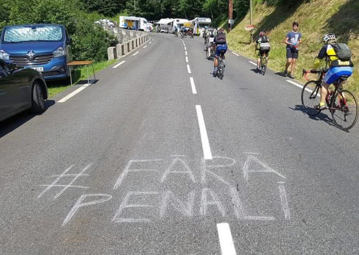 TURUL FRANȚEI 2018 // FOTO "#FărăPenali" a ajuns și în Turul Franței » Mesajul a fost scris de un român pe Col de Portet și transmis în direct în toată lumea :) 