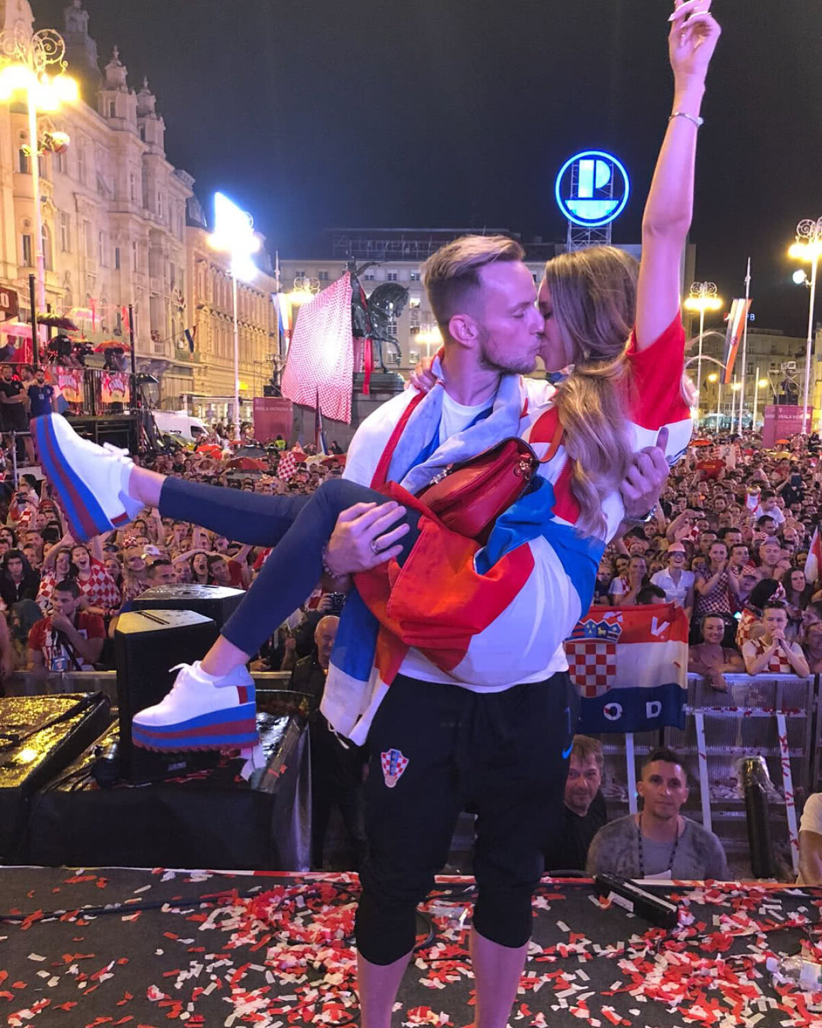 FOTO Vacanță meritată pentru un star de la CM! Răsfăț sexy de la iubita lui