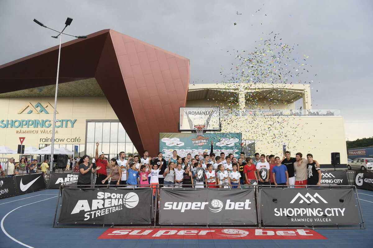 GALERIE FOTO » Luminița Huțupan s-a apucat de baschet și-a făcut spectacol la Râmnicu Vâlcea Streetball