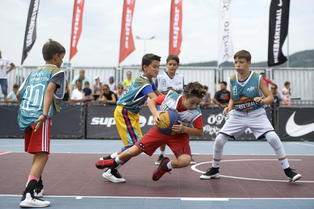 GALERIE FOTO » Luminița Huțupan s-a apucat de baschet și-a făcut spectacol la Râmnicu Vâlcea Streetball