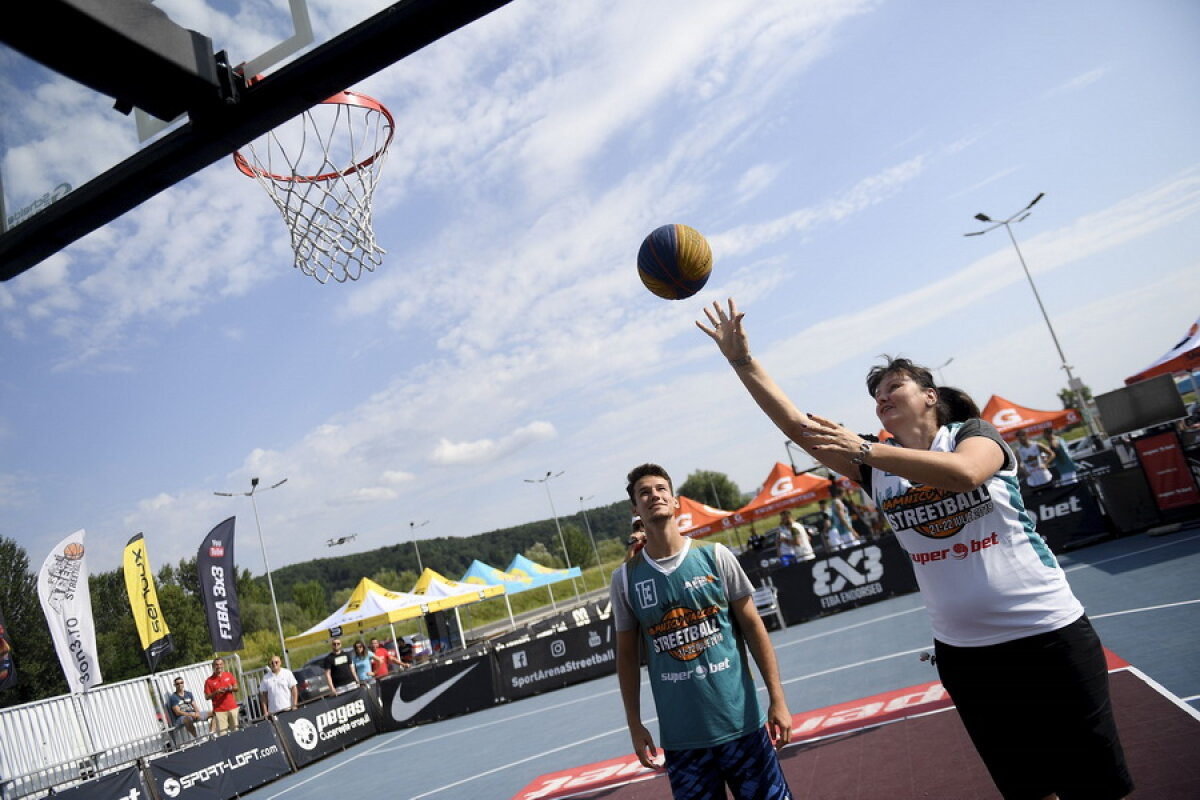 GALERIE FOTO » Luminița Huțupan s-a apucat de baschet și-a făcut spectacol la Râmnicu Vâlcea Streetball