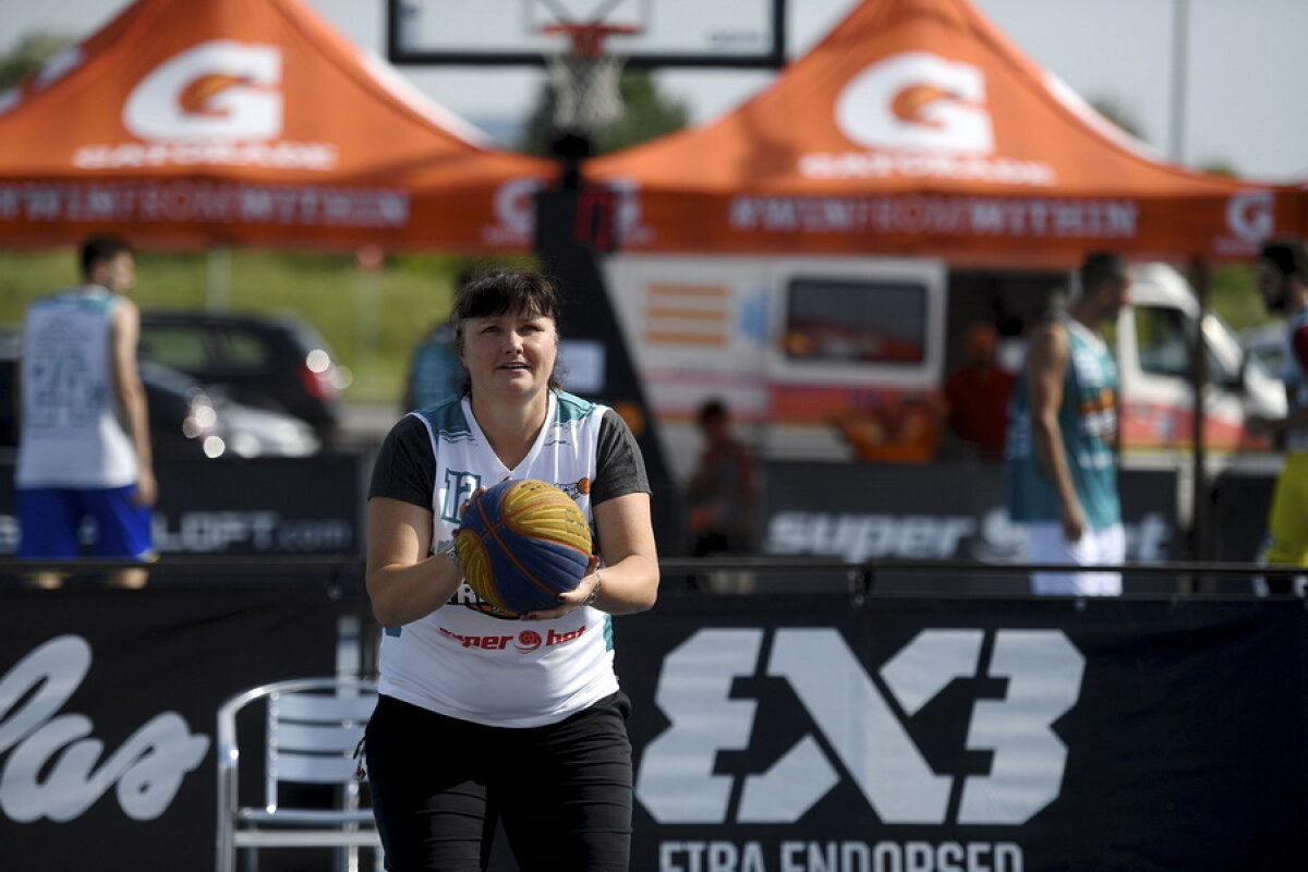 GALERIE FOTO » Luminița Huțupan s-a apucat de baschet și-a făcut spectacol la Râmnicu Vâlcea Streetball