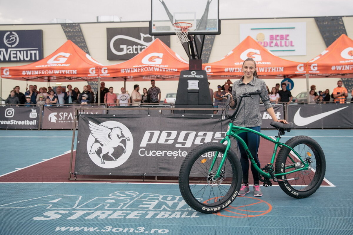 GALERIE FOTO » Luminița Huțupan s-a apucat de baschet și-a făcut spectacol la Râmnicu Vâlcea Streetball