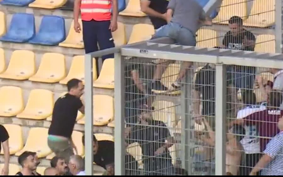 VIDEO Scene TERIBILE la amicalul Petrolul - Rapid » Fanii celor două formații s-au luat la BĂTAIE pe stadion
