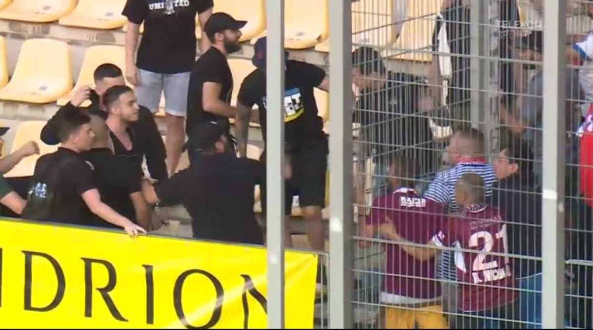 VIDEO Scene TERIBILE la amicalul Petrolul - Rapid » Fanii celor două formații s-au luat la BĂTAIE pe stadion