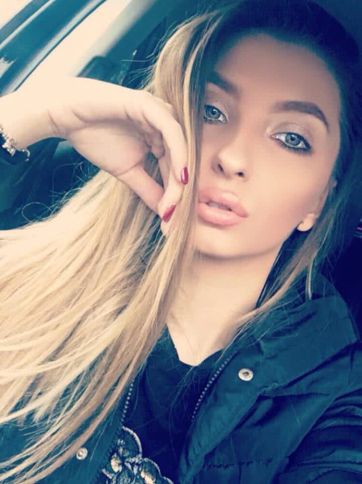 GALERIE FOTO Denisa Trofin a jucat fotbal în liceu și e nelipsită de pe stadioanele din România » Regina frumuseții!