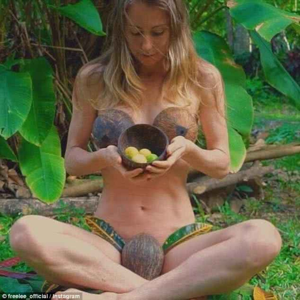 FOTO Nebunie curată! O sexy-bloggeriță s-a mutat în junglă » Refuză să se mai întoarcă și să mai poarte haine