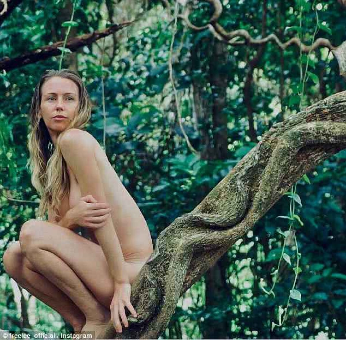 FOTO Nebunie curată! O sexy-bloggeriță s-a mutat în junglă » Refuză să se mai întoarcă și să mai poarte haine