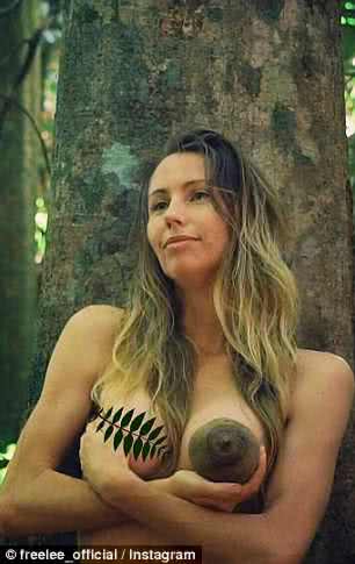 FOTO Nebunie curată! O sexy-bloggeriță s-a mutat în junglă » Refuză să se mai întoarcă și să mai poarte haine