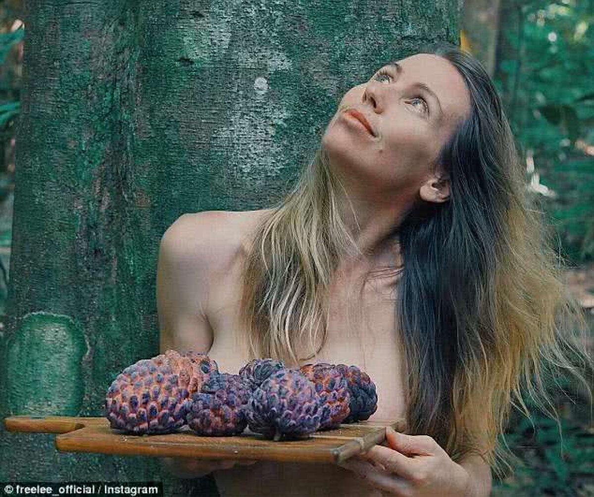 FOTO Nebunie curată! O sexy-bloggeriță s-a mutat în junglă » Refuză să se mai întoarcă și să mai poarte haine