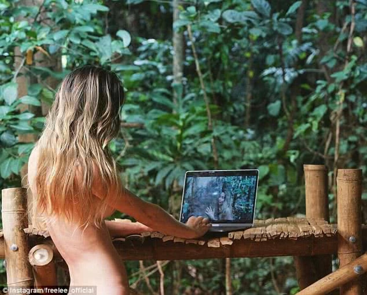 FOTO Nebunie curată! O sexy-bloggeriță s-a mutat în junglă » Refuză să se mai întoarcă și să mai poarte haine