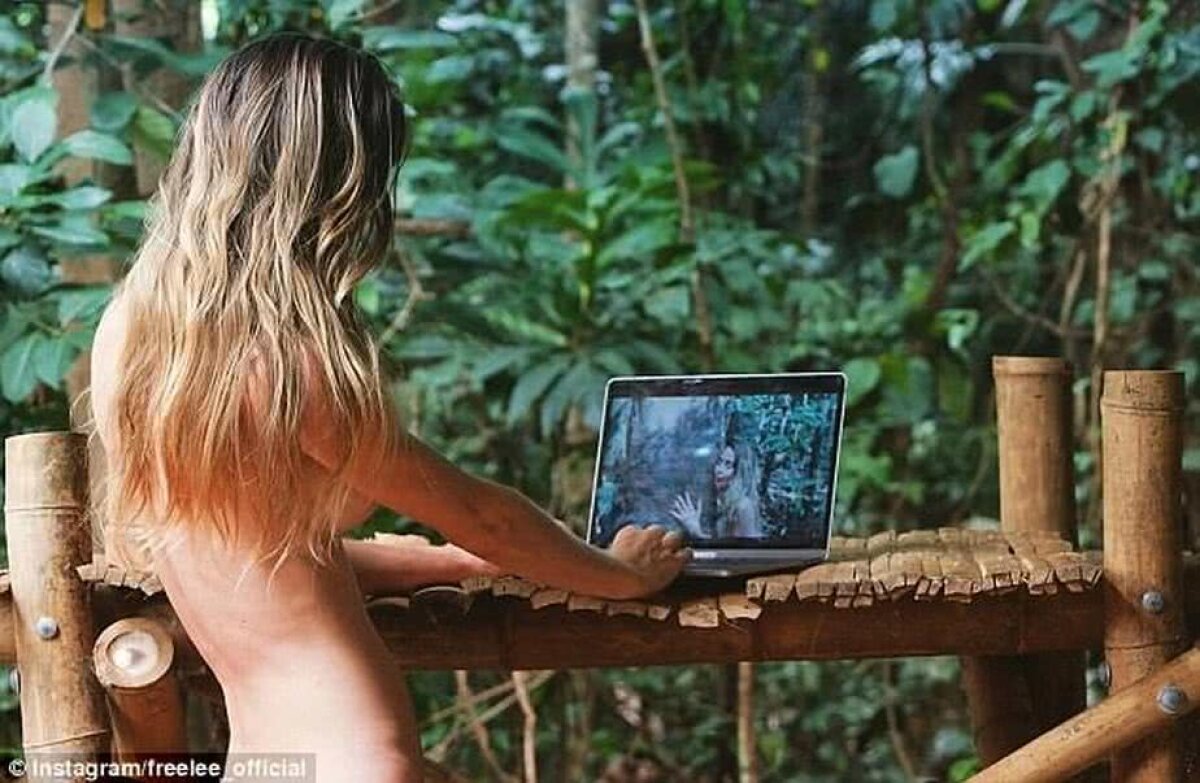 FOTO Nebunie curată! O sexy-bloggeriță s-a mutat în junglă » Refuză să se mai întoarcă și să mai poarte haine