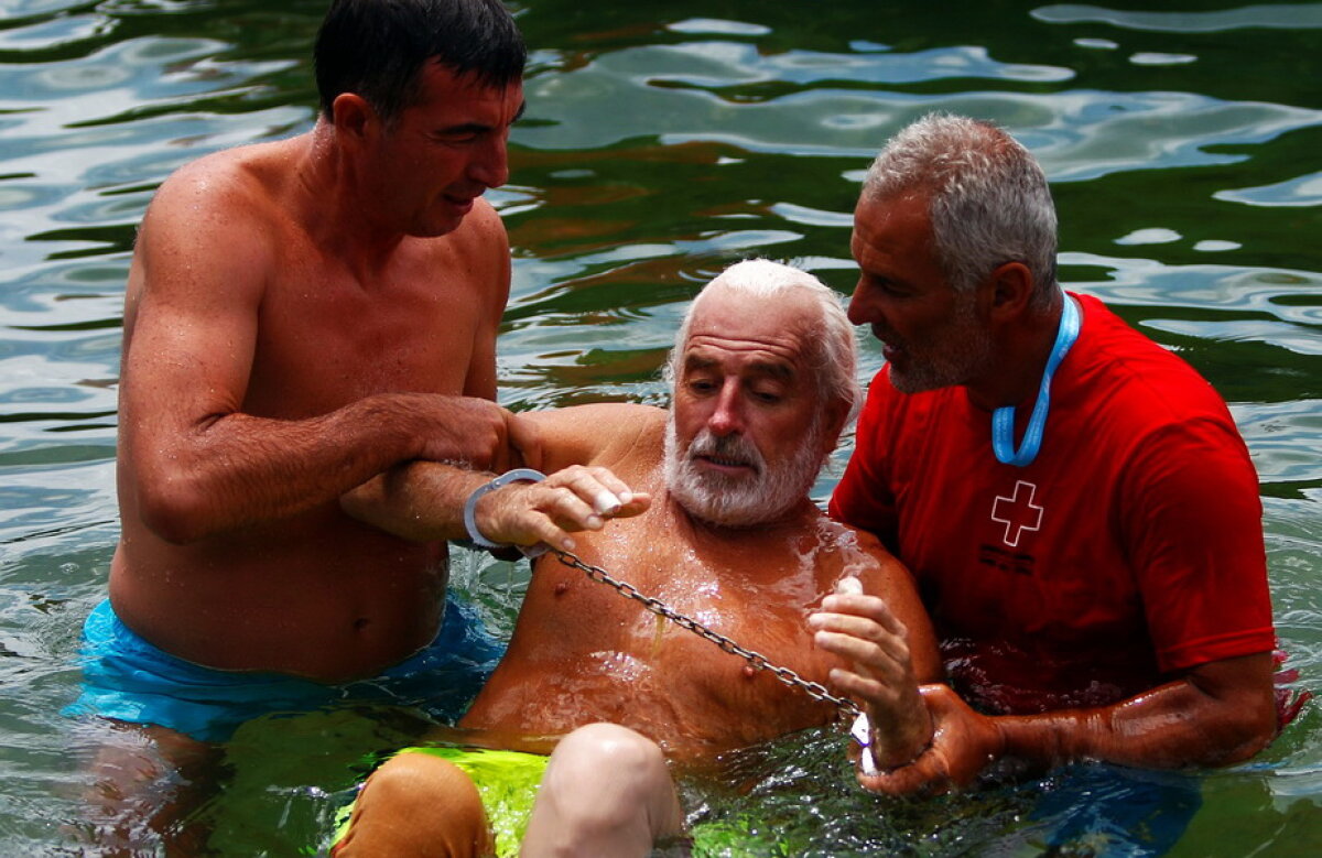 FOTO & VIDEO Un bulgar de 64 de ani a doborât recordul de înot cu mâinile şi picioarele legate