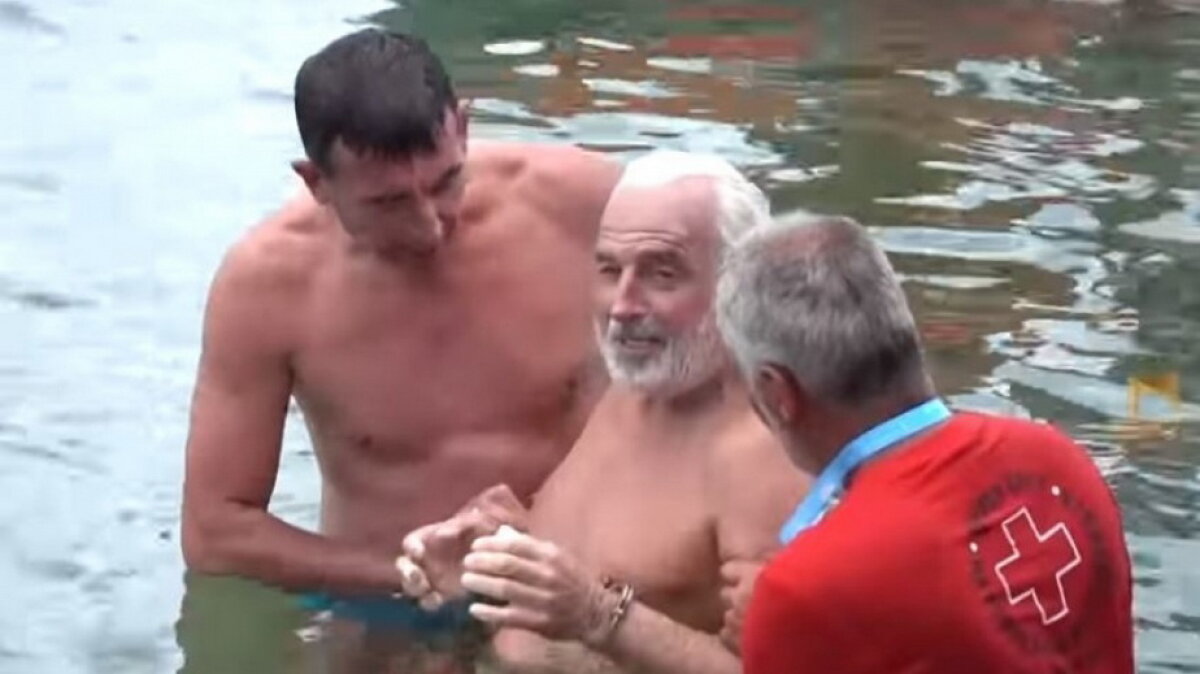 FOTO & VIDEO Un bulgar de 64 de ani a doborât recordul de înot cu mâinile şi picioarele legate