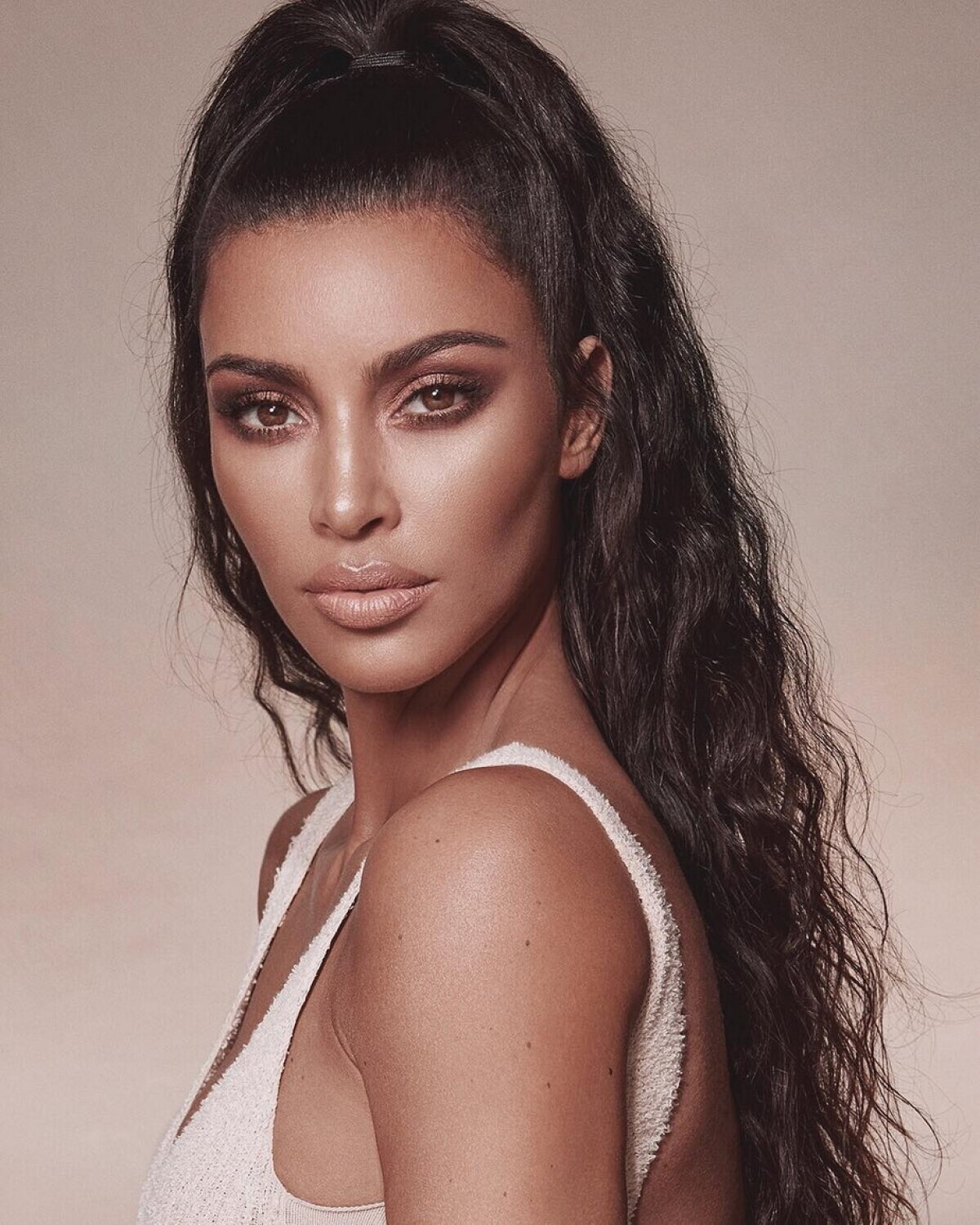 GALERIE FOTO Kim Kardashian, regina supremă a fotografiilor sexy