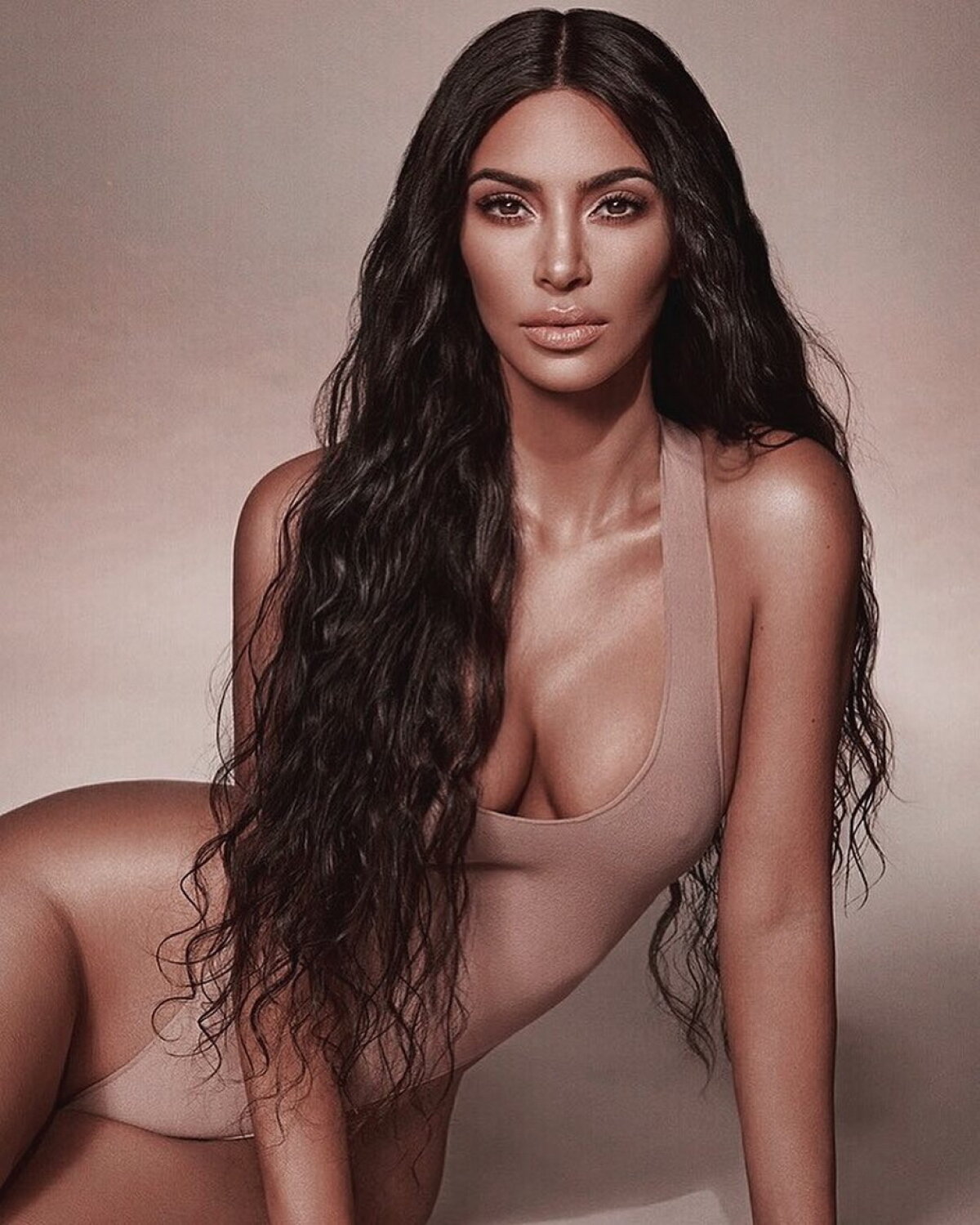 GALERIE FOTO Kim Kardashian, regina supremă a fotografiilor sexy