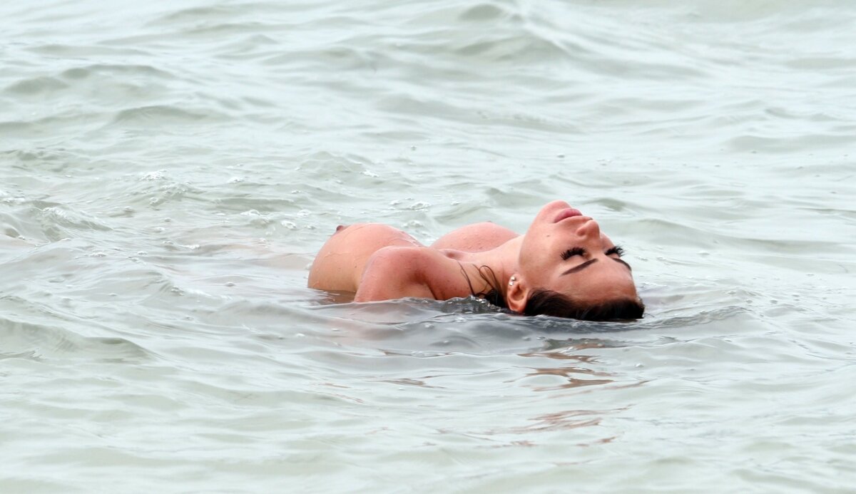 GALERIE FOTO Interzis minorilor! A pozat nud pe o plajă din Thailanda
