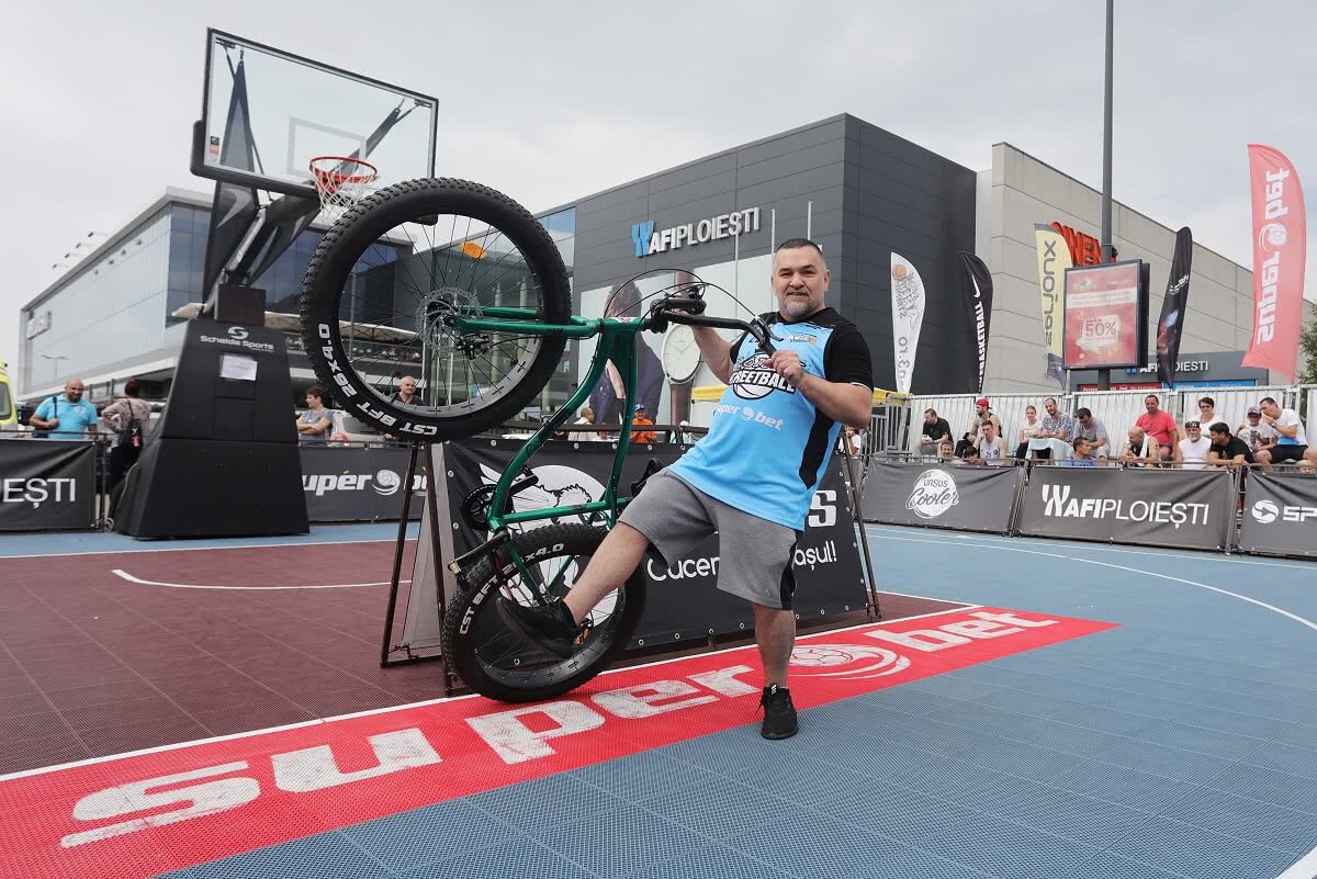 Ring de baschet » Leonard Doroftei a boxat cu mingea de baschet la turneul Sport Arena Streetball de la Ploiești