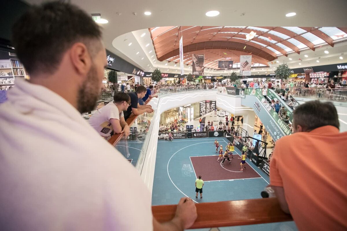 Ring de baschet » Leonard Doroftei a boxat cu mingea de baschet la turneul Sport Arena Streetball de la Ploiești