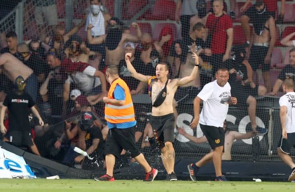 GALERIE FOTO + VIDEO Ultrașii Spartei au copiat PCH și au creat haos la meciul din Europa League » Au intrat pe teren cu măști pe față după decizia controversată a lui Colțescu