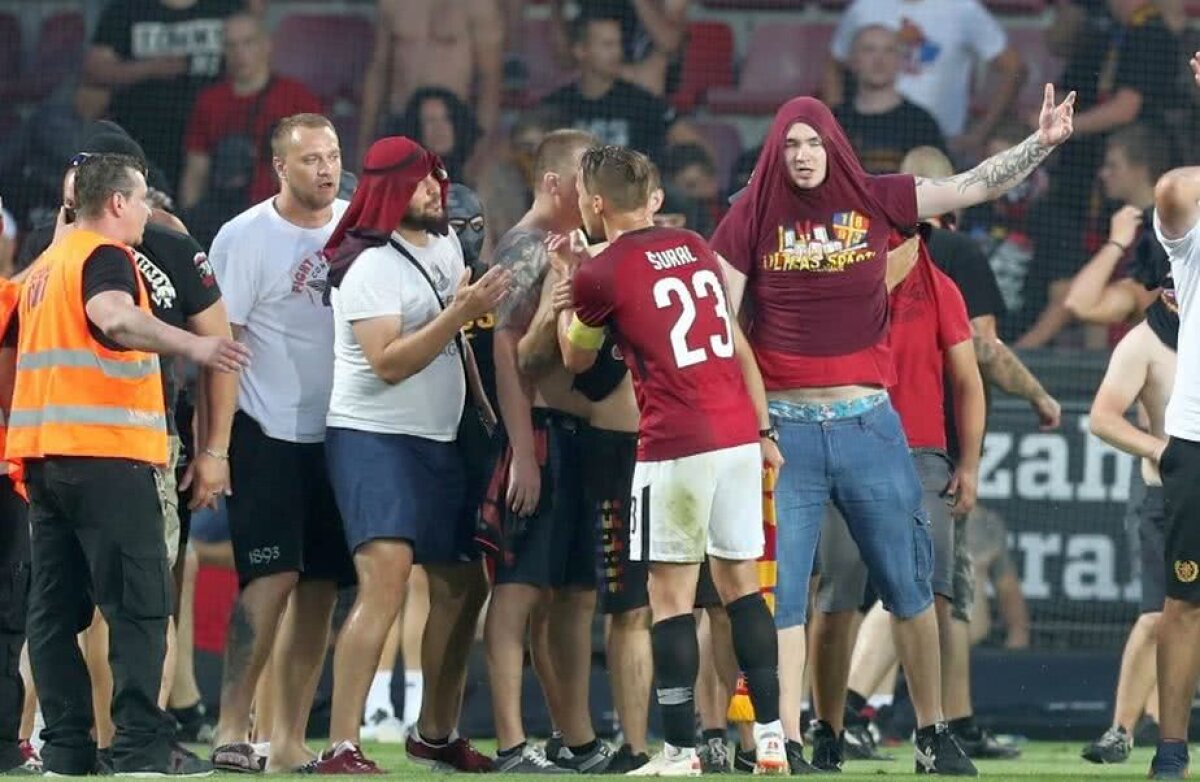 GALERIE FOTO + VIDEO Ultrașii Spartei au copiat PCH și au creat haos la meciul din Europa League » Au intrat pe teren cu măști pe față după decizia controversată a lui Colțescu