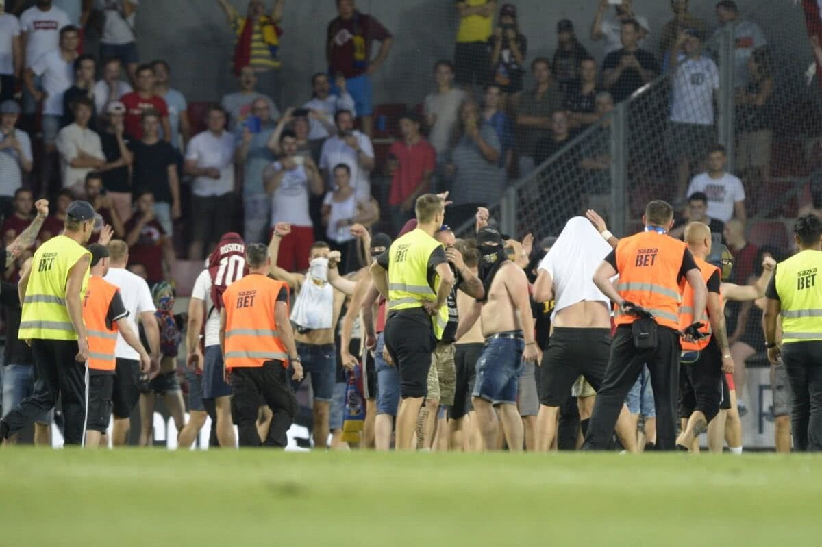 GALERIE FOTO + VIDEO Ultrașii Spartei au copiat PCH și au creat haos la meciul din Europa League » Au intrat pe teren cu măști pe față după decizia controversată a lui Colțescu