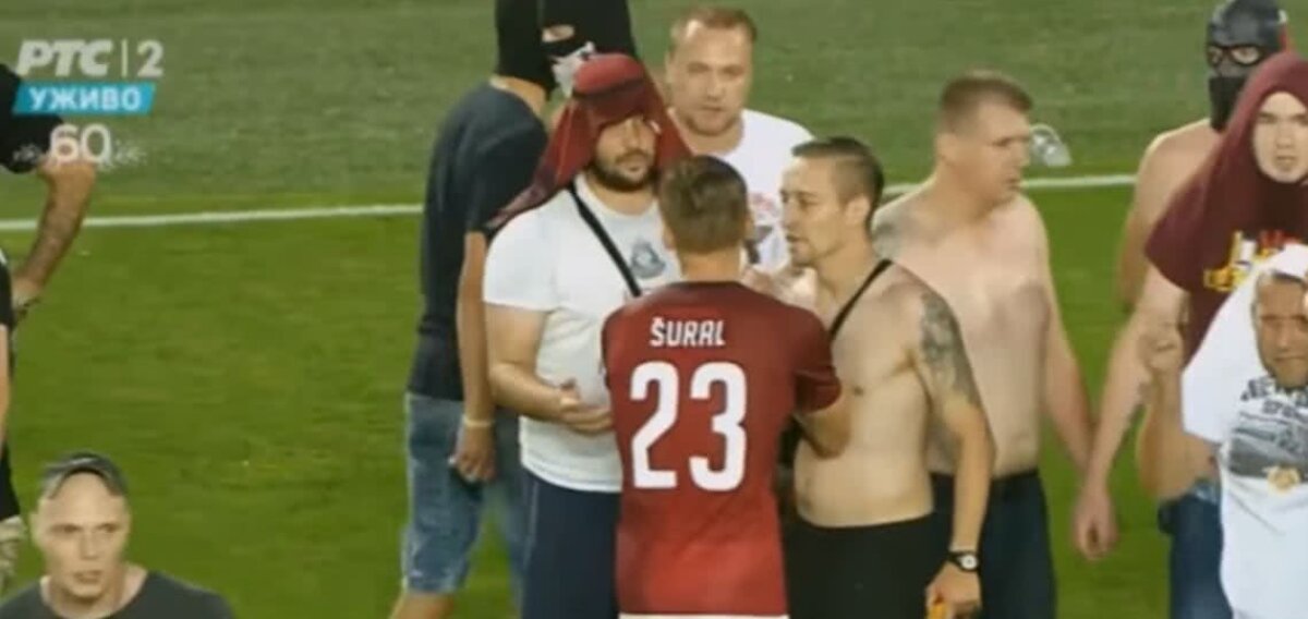 GALERIE FOTO + VIDEO Ultrașii Spartei au copiat PCH și au creat haos la meciul din Europa League » Au intrat pe teren cu măști pe față după decizia controversată a lui Colțescu